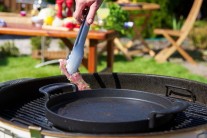 Grilujeme priamo na grilovacom ro&scaron;te grilu. Občas skontrolujeme a otoč&iacute;me. Ku vkladaniu m&auml;sa na gril rad&scaron;ej použ&iacute;vame grilovacie klie&scaron;te, aby sme sa o gril nesp&aacute;lili.