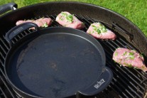 Grilujeme po stran&aacute;ch grilu, v tomto pr&iacute;pade gril na dreven&eacute; uhlie Weber One-Touch Premium s liatinovou panvicou BBQ.