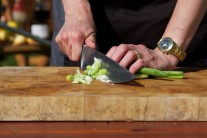 Jarn&uacute; cibuľku, ako z&aacute;klad pre pr&iacute;lohu z kukurice, nasek&aacute;me najemno. Vsypeme do liatinovej panvice BBQ s trochou oleja.