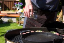 Doprostred grilu umiestnime liatinov&uacute; panvicu s trochou oleja. Jarn&eacute; cibuľky nasek&aacute;me nadrobno a nasypeme do panvice, podus&iacute;me a po chv&iacute;li prid&aacute;me kukuričn&eacute; zrnk&aacute;.