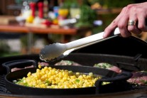 Zmes na panvici dochut&iacute;me soľou a koren&iacute;m a ďalej mie&scaron;ame. Pri pr&iacute;prave sme použili kukuricu mrazen&uacute;, v&yacute;sledok bol vynikaj&uacute;ci.