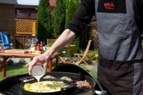 Smotanu na zaliatie zeleniny použijeme s vy&scaron;&scaron;&iacute;m podielom tuku, mlieko by sa n&aacute;m toľko nezredukovalo a nezostalo by na jednotliv&yacute;ch zrnk&aacute;ch. To by bola veľk&aacute; &scaron;koda, preto rad&scaron;ej v tomto pr&iacute;pade čo je tučn&eacute;, to je dobr&eacute;.