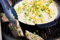 Ak m&aacute;me panenky ugrilovan&eacute; sk&ocirc;r ako zredukovan&uacute; smotanu v zelenine, zlož&iacute;me ich z grilu a ulož&iacute;me v teple. Nič nepokaz&iacute;me, m&auml;so si odpočinie a bude e&scaron;te chutnej&scaron;ie.