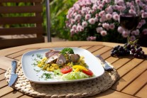 Panenky serv&iacute;rujeme tepl&eacute; na teplej kukurici. M&ocirc;žeme pridať e&scaron;te zeleninov&uacute; oblohu. Takto pripraven&aacute; kukurica s jarnou cibuľkou je v&yacute;born&aacute; aj ako samostatn&eacute; jedlo alebo pr&iacute;loha k in&yacute;m druhom m&auml;sa.