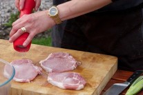 Plátky kotliet naklepeme tĺčikom na mäso alebo tupou stranou noža. Jemne osolíme a okoreníme. Mäso odložíme bokom.