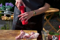 Porcie boku osolíme a dochutíme korením, zľahka naklepeme tĺčikom na mäso alebo môžeme použiť tupú stranu veľkého noža. Mäso odložíme bokom a pripravíme pivnú marinádu.