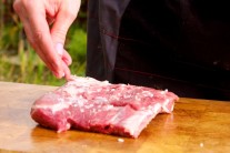 Bravčov&yacute; bok d&ocirc;kladne osol&iacute;me a okoren&iacute;me.