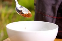 Teraz si priprav&iacute;me marin&aacute;du. Budeme na to potrebovať 3 lyžičky k&aacute;vov&eacute;ho korenia s chili....