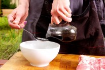 a tri lyžice s&oacute;jovej om&aacute;čky.