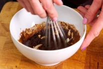 Marinovaciu zmes mus&iacute;me d&ocirc;kladne premie&scaron;ať.