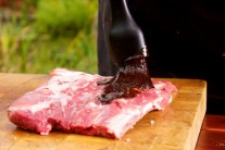 Hotovou marin&aacute;dou potrieme bravčov&yacute; bok.