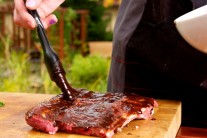 Pri marinovan&iacute; sme d&ocirc;kladn&iacute; a potrieme ňou každučk&yacute; k&uacute;sok bravčov&eacute;ho boku.