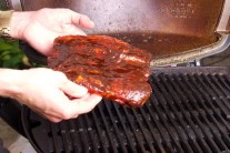 Potom m&ocirc;žeme dať marinovan&yacute; bravčov&yacute; bok na rozp&aacute;len&yacute; ro&scaron;t.