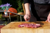 K pr&iacute;prave steakov so soľou a koren&iacute;m nepotrebujeme žiadne zvl&aacute;&scaron;tne suroviny. Postačia n&aacute;m kvalitn&eacute; steaky z vysokej ro&scaron;tenky hrub&eacute; cca 2 cm, soľ, korenie a kvalitn&yacute; olivov&yacute; olej.