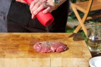 Pri na&scaron;om grilovan&iacute; sme použ&iacute;vali koreničky Weber v červenej farbe. Silik&oacute;nov&yacute; povrch a porcel&aacute;nov&yacute; mlec&iacute; mechanizmus n&aacute;m učaroval.