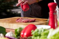 Steaky potrieme olejom a okoren&iacute;me. Sol&iacute;me až pri serv&iacute;rovan&iacute;.