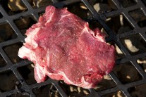 S použit&iacute;m liatinov&eacute;ho stredov&eacute;ho dielu sa na grilovanom m&auml;se vytvoria typick&eacute; rovnomern&eacute; zlatohned&eacute; mriežky.