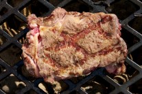 Hotový steak na rošte premiestnime mimo priamy žiar a necháme ešte 10 minút odpočívať, aby sa rovnomerne uvoľnila šťava. Detail hotového mäsa pripraveného na servírovanie.