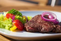 Serv&iacute;rujeme na nahriatych tanieroch alebo drevenom lop&aacute;ri. Sol&iacute;me až pri pod&aacute;van&iacute;. Ako pr&iacute;loha sa hod&iacute; čerstv&eacute; pečivo a &scaron;al&aacute;t z čerstvej zeleniny.