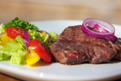 Rib eye steak so soľou a korením