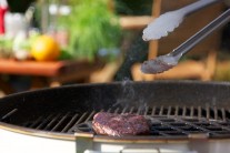 Pred vložením mäsa na gril očistíme grilovaciu mriežku a ošetríme ju tukom. Môžeme použiť tiež Weber BBQ olej - sprey na premazanie roštov zo slnečnicového oleja.