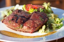 Na steaky si priprav&iacute;me marin&aacute;du z nasekanej bazalky, cibuľky, citr&oacute;novej &scaron;ťavy, soli, korenia, oleja. V mise d&ocirc;kladne premie&scaron;ame a vlož&iacute;me m&auml;so, nech&aacute;me 1 hodinu odležať a potom grilujeme met&oacute;dou priameho grilovania po dobu 4 - 6 min&uacute;t z každej strany.