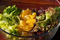 &Scaron;al&aacute;t d&ocirc;kladne umyjeme, pomaranče ol&uacute;peme a rozdel&iacute;me na dieliky. Pomaranč, &scaron;al&aacute;t aj little gem nakr&aacute;jame na rovnak&eacute; k&uacute;sky. Vysypeme do misy a premie&scaron;ame. Nech&aacute;me st&aacute;ť.