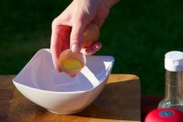 Z vajec použijeme na z&aacute;lievku iba žĺtky, tie vlož&iacute;me do men&scaron;ej misky. Vajcia rozklep&aacute;vame po jednom v ďal&scaron;ej n&aacute;dobe, aby sme si pr&iacute;padn&yacute;m skazen&yacute;m kusom neznehodnotili ostatn&eacute; suroviny.