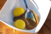 K samotn&yacute;m žĺtkom prid&aacute;me hrubozrnn&uacute; horčicu, premie&scaron;ame a dochut&iacute;me soľou, koren&iacute;m, pr&iacute;padne podľa chuti p&aacute;r kvapkami octu.