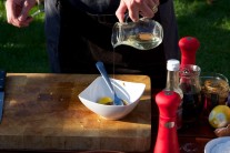 Nakoniec prilejeme trochu kvalitn&eacute;ho oleja a znovu d&ocirc;kladne premie&scaron;ame.