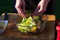 Pripraven&yacute; &scaron;al&aacute;t rozdel&iacute;me na porcie a až nakoniec nalejeme z&aacute;lievku. Pod&aacute;vame ako pr&iacute;lohu k r&ocirc;znym druhom m&auml;sa.