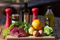 Na pr&iacute;pravu rump steaku si priprav&iacute;me pl&aacute;tky z hov&auml;dzieho stehna, olej, ocot, čerstv&uacute; bazalku, citr&oacute;nov&uacute; &scaron;ťavu, soľ, korenie. Na svieži &scaron;al&aacute;t budeme potrebovať krehk&yacute; &scaron;al&aacute;t, pomaranč, little gem alebo čakankov&yacute; puk, ďalej e&scaron;te žĺtky a hrubozrnn&uacute; horčicu.