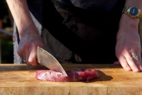 Pred grilovaním necháme mäso 30 - 40 minút pri izbovej teplote. Plátky naklepeme tĺčikom na mäso alebo tupou stranou noža. Viac tu: http://www.grilykrby.cz/album/fotogalerie-grilovany-steak-z-falesne-svickove/#steak-z-falesne-svickove-320-jpg