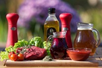 Na steak z falošnej sviečkovej si pripravíme pekné steaky. Najlepšie je kupovať mäso u známeho mäsiara alebo priamo od chovateľa. Ďalej nám nesmie chýbať hovädzí vývar, červené víno, paradajkový pretlak, tymián - čerstvý alebo sušený, korenie rozmarín a soľ.