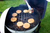 Aby bol hamburger naozaj dokonalý, dáme na gril rozpiecť tiež žemle, ktoré predtým môžeme potrieť maslom.