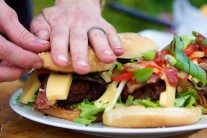 Hamburger priklopíme druhou polovicou žemle, poriadne stlačíme a môžeme servírovať.