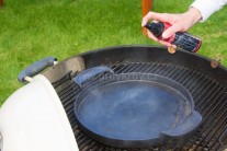 Pri roztápaní kotlového grilu na drevené uhlie, v našom prípade Weber One-Touch Preminum 57 sme použili na rozpálenie dlhohoriacich brikiet zapaľovací komín. Liatinovú BBQ panvicu sme ošetrili Weber olejom.