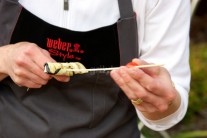 Na špajdle a špízy napichujeme striedavo závitok z grilovaného baklažánu plnený syrom a cherry paradajkami. Takto prekladáme, kým nemáme špízy dostatočne veľké.