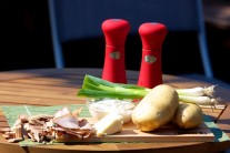 Na zemiaky pečen&eacute; v dyme budeme potrebovať 4 rovnako veľk&eacute; zemiaky, slaninu, maslo, kysl&uacute; smotanu, jarn&eacute; cibuľky, soľ a korenie.