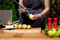 Zemiaky umyjeme, na niekoľk&yacute;ch miestach ich prepichneme do hĺbky pol centimetra. Potom zemiaky potrieme rozpusten&yacute;m maslom.