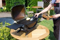 Zemiaky grilujeme so zavret&yacute;m poklopom v dyme, a to najmenej po dobu 1 hodiny, až 1 hodiny a pol.