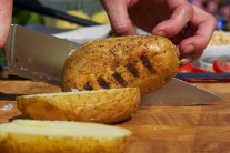 Hotov&eacute; zemiaky rozkroj&iacute;me napoly.