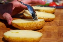 Polovičky zemiakov tro&scaron;ku vydlabeme ...