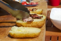 ...a napln&iacute;me ich grilovanou slaninkou a om&aacute;čkou z kyslej smotany a jarn&yacute;ch cibuliek.