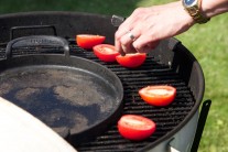Nakrájané paradajky poukladáme na rozpálený gril.
