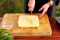 V dostatočne veľkom hrnci zmie&scaron;ame kukuričn&uacute; m&uacute;ku s mliekom/smotanou, soľou a koren&iacute;m. Metličkou v&scaron;etko d&ocirc;kladne premie&scaron;ame a dohladka vy&scaron;ľah&aacute;me. Potom nech&aacute;me kukuričn&uacute; ka&scaron;u za st&aacute;leho mie&scaron;ania variť. Ide&aacute;lne tak 2-3 min&uacute;ty.