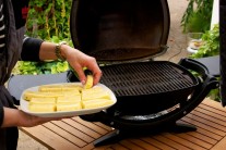 K&uacute;sky polenty d&aacute;vame na rozp&aacute;len&yacute; ro&scaron;t. Grilujeme na priamom žiare po dobu 6-7 min&uacute;t. V priebehu grilovania mus&iacute;me polentu niekoľkokr&aacute;t otočiť. Hotov&aacute; je vo chv&iacute;li, kedy m&aacute; kr&aacute;sne zlatist&uacute; farbu.