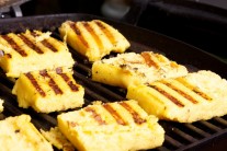 Polenta sa mus&iacute; pod&aacute;vať hor&uacute;ca.