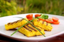 Ako pr&iacute;loha k polente najlep&scaron;ie posl&uacute;ži čerstv&aacute; zelenina.