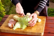 Do hl&aacute;vky kapusty vyrežeme v mieste kužeľovit&eacute;ho tvaru otvor (cca 7-8 cm hlbok&yacute;)